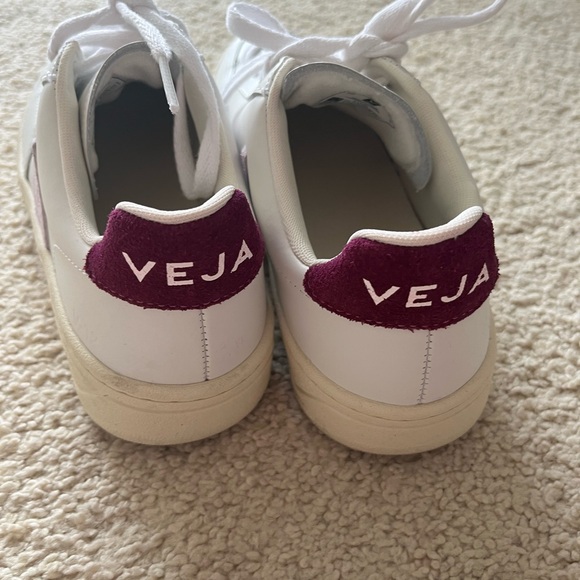 New Veja sneakers - Picture 2 of 5